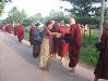 Chùm ảnh: Tăng đoàn trường thiền Shwe Oo Min đi bát