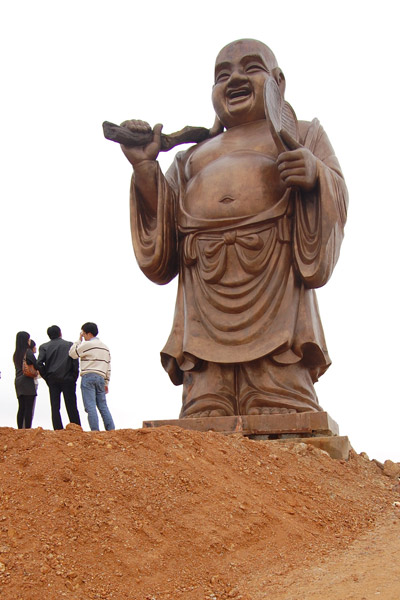 Du khách chiêm ngưỡng tượng Phật Di Lặc lớn nhất Việt Nam ở chùa Bái Đính, Ninh Bình.