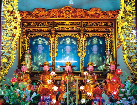 6. Bàn thờ Mẫu.jpg