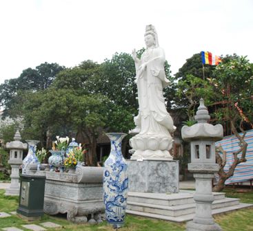 8. Tượng Phật bà Quan Âm.jpg