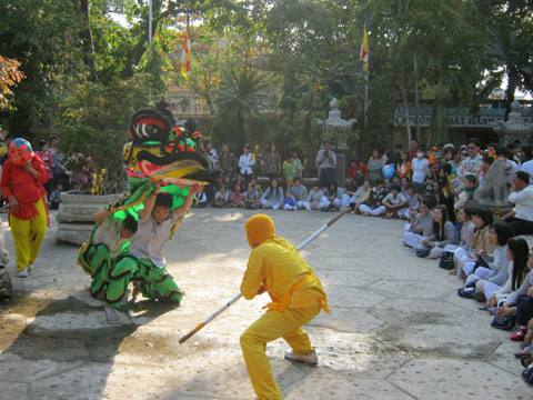 Hội làng mùa xuân.