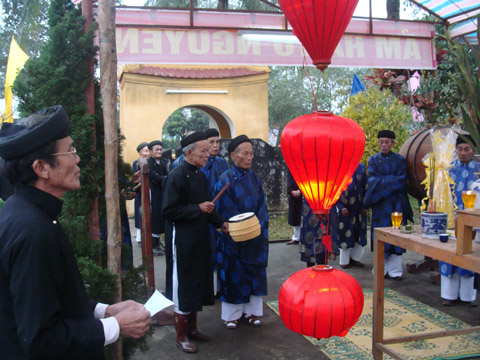 Các cụ cao niên làng Bích La (quê hương cố Tổng Bí thư Lê Duẩn- đây còn là làng được mệnh danh là làng tiến sĩ) cúng lễ đầu năm tại đình làng. 