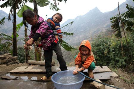 Cảm phục cô bé 9 tuổi làm "mẹ", Tin tức trong ngày, lam me, thay me, cao bang, bao lam, mua lu, mo coi