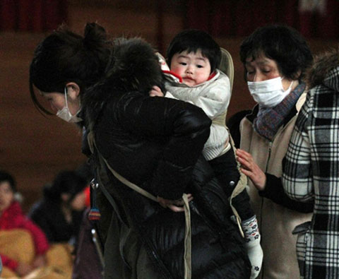 Mẹ cõng con tại một nơi tạm trú ở tỉnh Iwate. Ảnh: AFP.