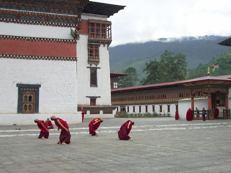 Các nhà sư tập luyện cho lễ hội truyền thống Tsechu.     Ảnh: N.P.Q.M