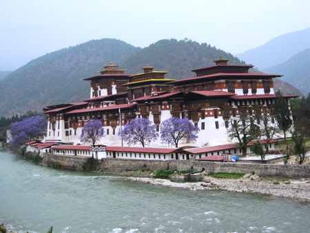 “Cung điện hạnh phúc” Punakha Dzong.     Ảnh: N.P.Q.M