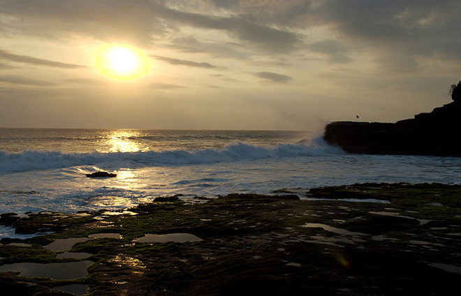 Biển Bali trong ánh hoàng hôn.