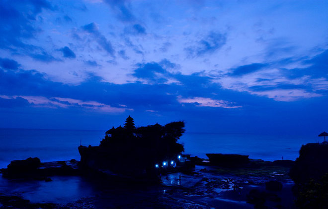 Đền Tanah Lot bị bao phủ bởi bóng tối dần buông.