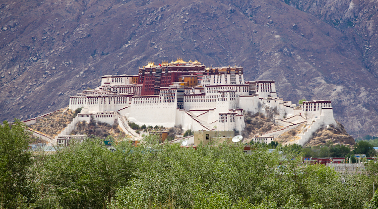 Cung điện Potala sừng sững trên đồi.