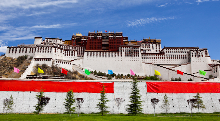 cung điện Potala cao 117m, có chiều dài 360m,