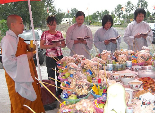 Trong dịp lễ Vu Lan, bà con Phật tử còn thiết mâm lễ cúng cho những vong hồn chưa được siêu thoát 