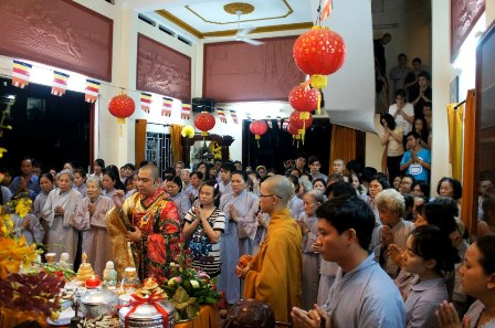 Trước đó các chùa đều tổ chức cho Phật tử cầu siêu cho người thân đã khuất và cúng cho những vong linh chưa được siêu thoát (ảnh chụp tại chùa Thiện Mỹ - quận 5)