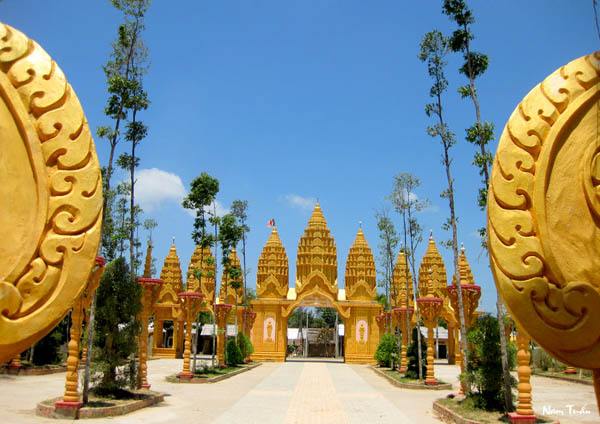 Lối vào chùa rất khang trang, rộng rãi.