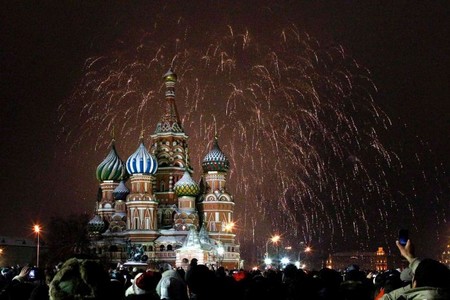 Pháo hoa nổ trên nhà thờ St Basil ở Quảng trường Đỏ của Mátxcơva