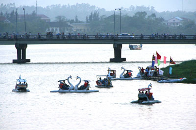 Thong thả ngắm Huế