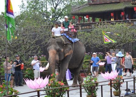 Thong thả ngắm Huế