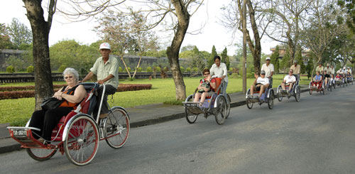 Đi xe hơi thường không ngắm được hết cảnh phố phường Huế