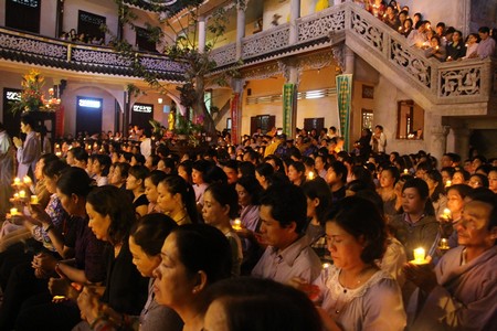 Bên trong sân chùa chật kín người dân cầu an