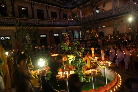Bên trong sân chùa chật kín người dân cầu an