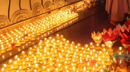 Hàng ngàn ngọn nến cầu an cho người dân