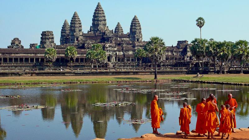 Chư Tăng đến thăm Angkor Wat