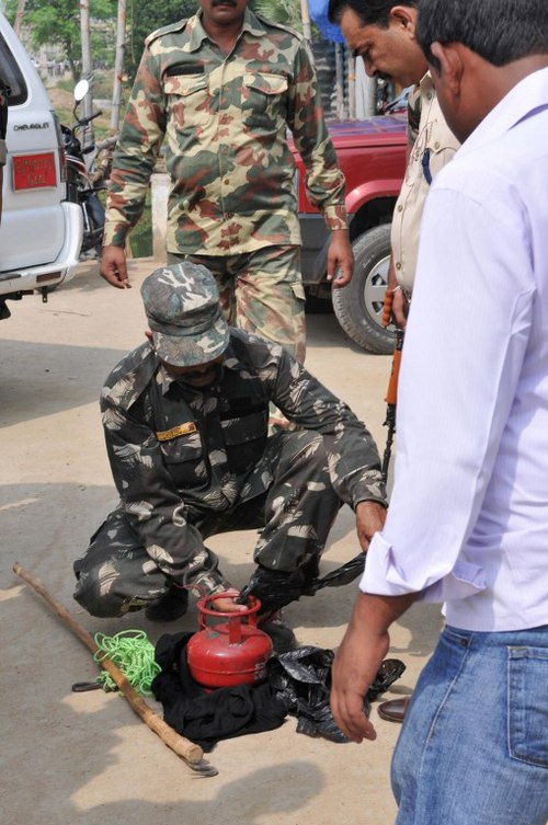 Kỹ thuật viên tháo gỡ bom xem xét một vật liệu nổ đã bị vô hiệu hóa. Ảnh: AFP