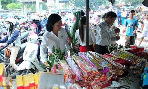 Sài Gòn: Lên chùa cầu phúc cho cha mẹ, Tin tức trong ngày, lam le vu lan, doi mua lam le vu lan, le vu lan o ha noi, y nghia ngay le vu lan, qua tang me ngay le vu lan, vu lan, le vu lan, vu lan bao hieu, le vu lan 2013, ngay le vu lan, le vu lan bao hieu, bao hieu cha me, dai le vu lan, ngay vu lan, tin nhanh, tin moi, tin hay, tin nong, tin hot, tin tuc, tin tức, bao dien tu, bao vn, xa hoi, bao, doc bao, tintuc, vn