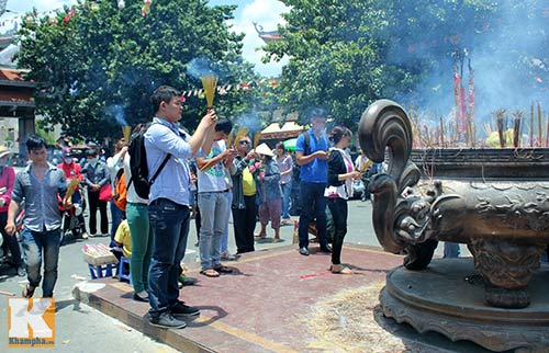 Sài Gòn: Lên chùa cầu phúc cho cha mẹ, Tin tức trong ngày, lam le vu lan, doi mua lam le vu lan, le vu lan o ha noi, y nghia ngay le vu lan, qua tang me ngay le vu lan, vu lan, le vu lan, vu lan bao hieu, le vu lan 2013, ngay le vu lan, le vu lan bao hieu, bao hieu cha me, dai le vu lan, ngay vu lan, tin nhanh, tin moi, tin hay, tin nong, tin hot, tin tuc, tin tức, bao dien tu, bao vn, xa hoi, bao, doc bao, tintuc, vn