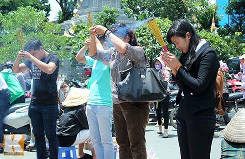 Sài Gòn: Lên chùa cầu phúc cho cha mẹ, Tin tức trong ngày, lam le vu lan, doi mua lam le vu lan, le vu lan o ha noi, y nghia ngay le vu lan, qua tang me ngay le vu lan, vu lan, le vu lan, vu lan bao hieu, le vu lan 2013, ngay le vu lan, le vu lan bao hieu, bao hieu cha me, dai le vu lan, ngay vu lan, tin nhanh, tin moi, tin hay, tin nong, tin hot, tin tuc, tin tức, bao dien tu, bao vn, xa hoi, bao, doc bao, tintuc, vn