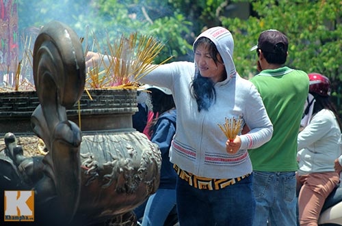 Sài Gòn: Lên chùa cầu phúc cho cha mẹ, Tin tức trong ngày, lam le vu lan, doi mua lam le vu lan, le vu lan o ha noi, y nghia ngay le vu lan, qua tang me ngay le vu lan, vu lan, le vu lan, vu lan bao hieu, le vu lan 2013, ngay le vu lan, le vu lan bao hieu, bao hieu cha me, dai le vu lan, ngay vu lan, tin nhanh, tin moi, tin hay, tin nong, tin hot, tin tuc, tin tức, bao dien tu, bao vn, xa hoi, bao, doc bao, tintuc, vn