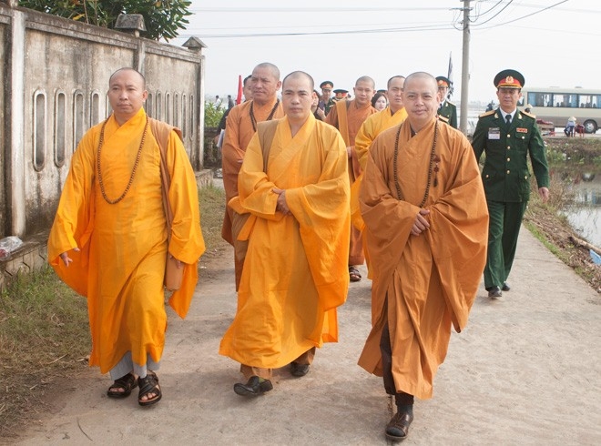 Thượng tọa Thích Thanh Phong, chùa Sủi, Gia Lâm, Hà Nội cùng nhiều hòa thượng khác có mặt sớm ở Quảng Bình