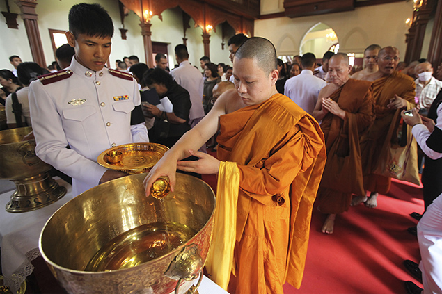 พุทธศาสนิกชนร่วมพิธีถ